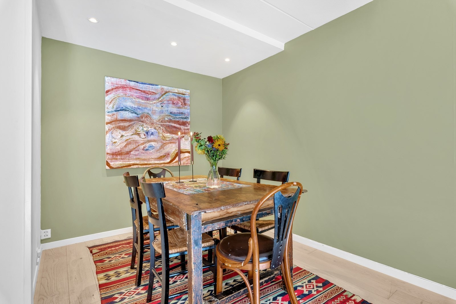 I stuen er det god plass til å møblere med sofagruppe, kommode, tv-benk og spisebord. Galleribilde