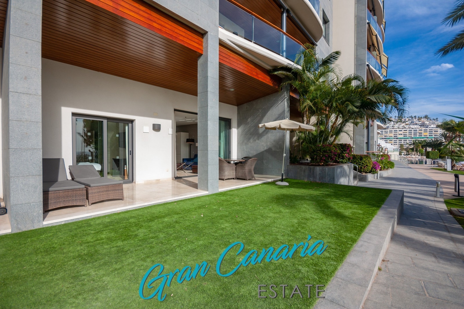 En av få leiligheter i Radisson Blu anlegget som har "egen" soleplass i front av sin terrasse Galleribilde