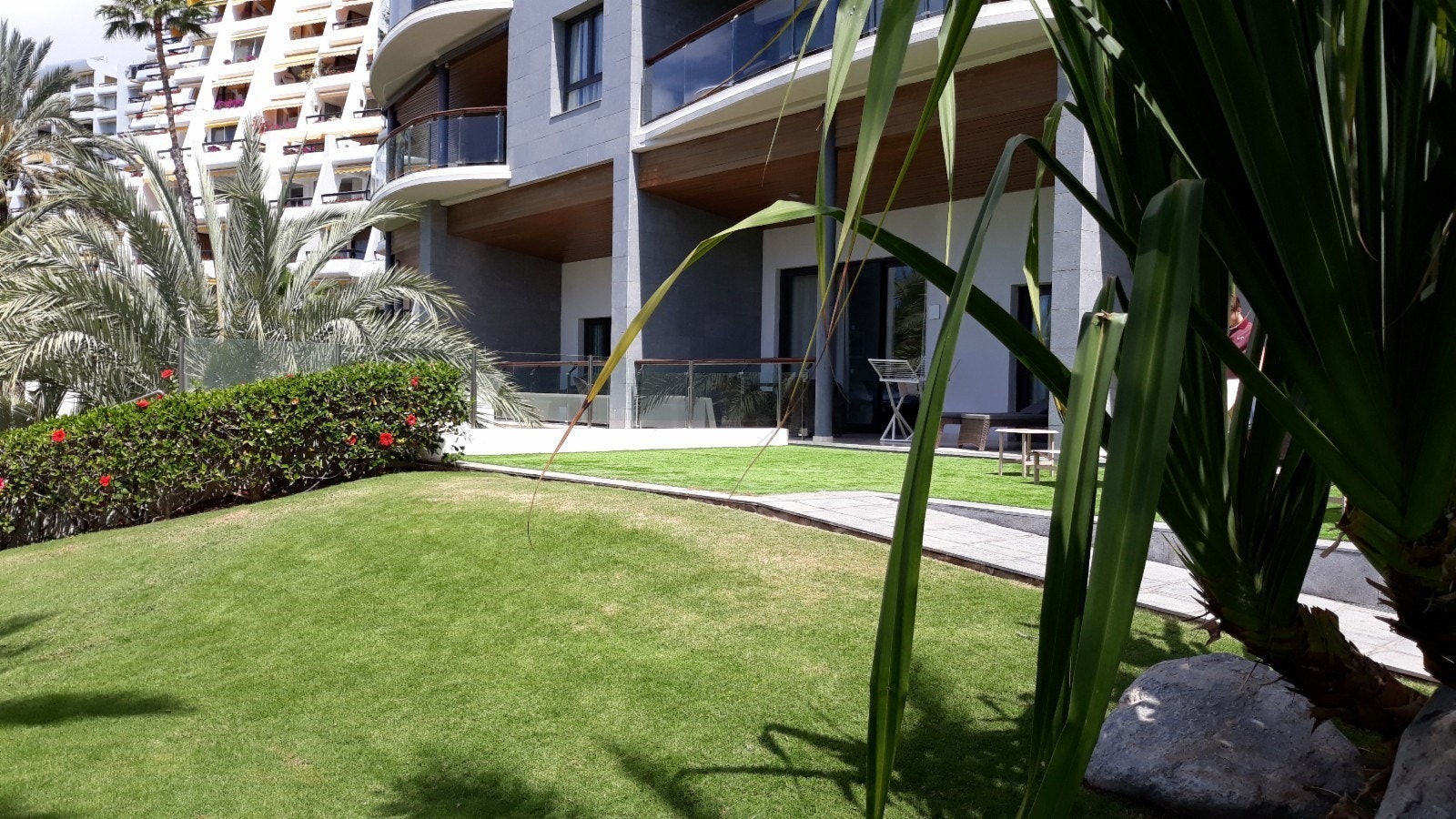 Leiligheten ligger i en rolig del av anlegget, med litt avstand fra basseng og restaurant Galleribilde