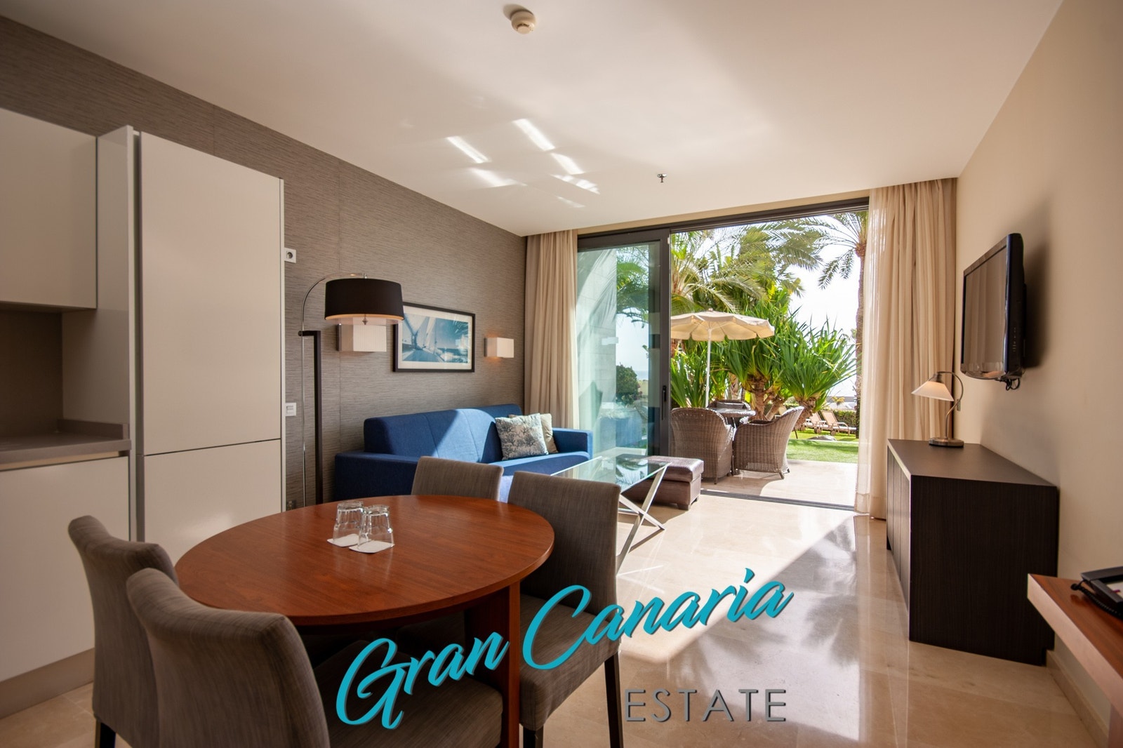 Romslig stue/kjøkken og nydelig utsikt (Calimasand i luften denne dagen) Galleribilde