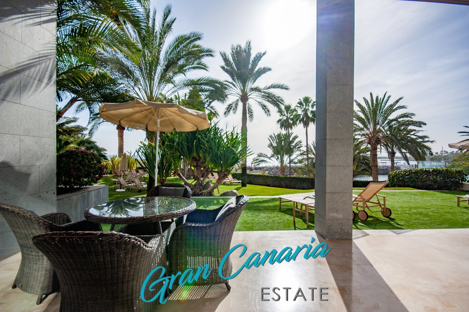 Man kan spasere fra egen terrasse direkte ut i hagen med bassenger og poolbar Galleribilde