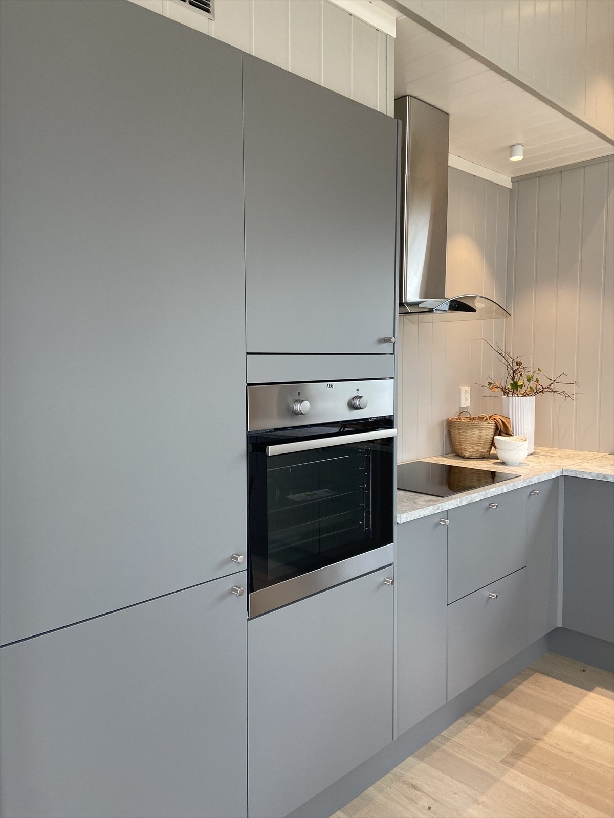 Moderne kjøkken med integrerte hvitevarer Galleribilde