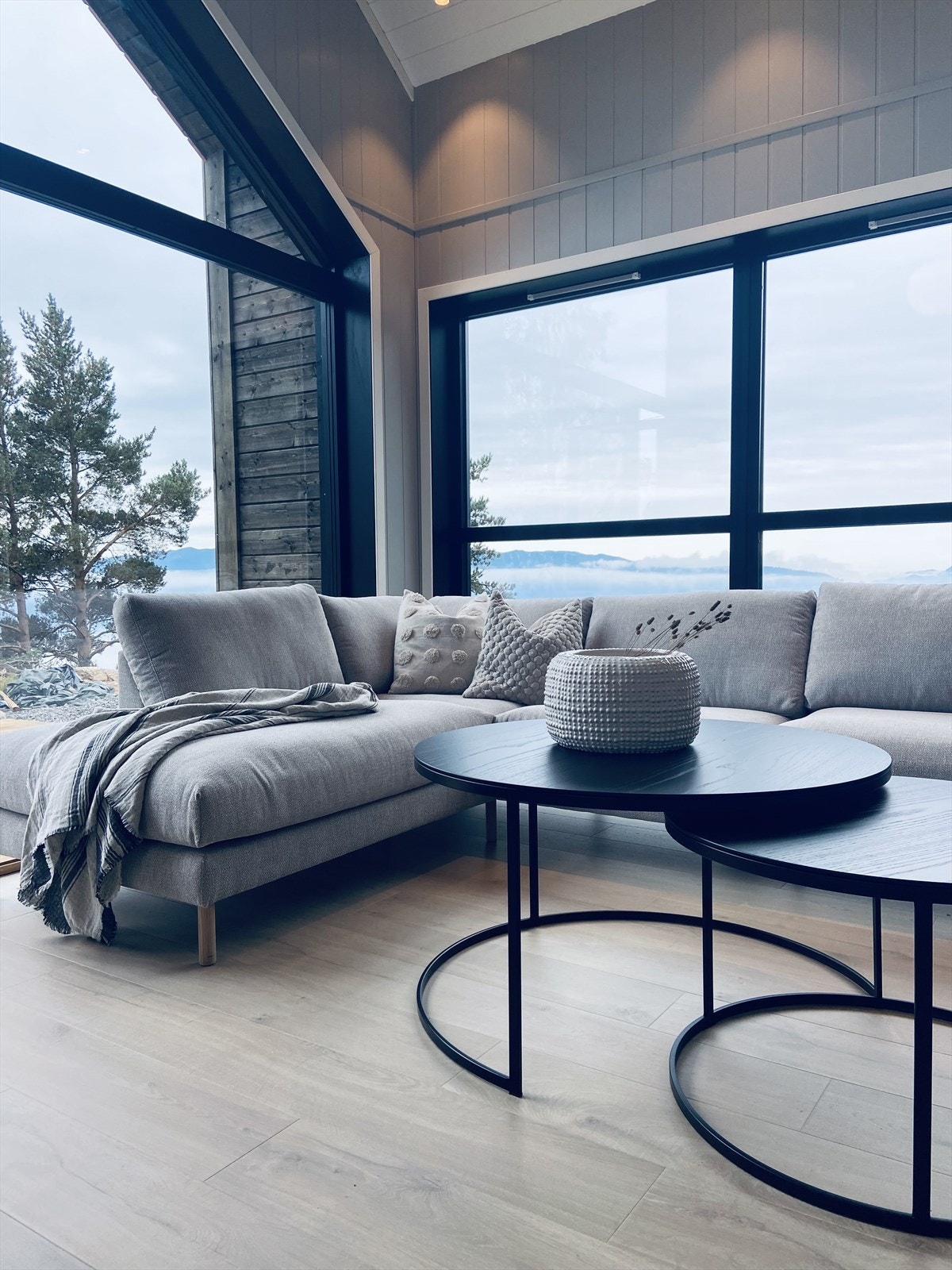 Lyst og luftig stue med fantastisk utsikt Galleribilde