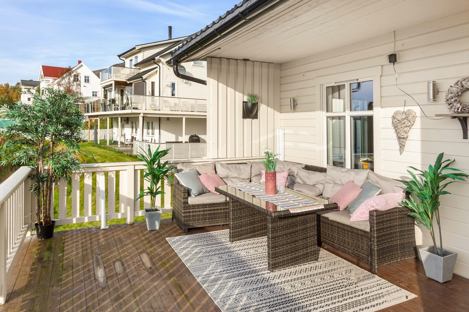 Fra stuen er det tilgang til en solrik vestvendt veranda som har god plass til utemøbler og grill
