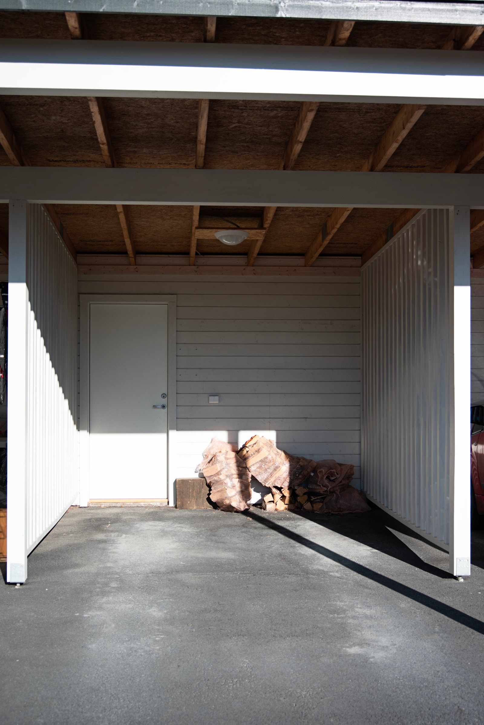 Egen carport med bod følger leiligheten. Galleribilde