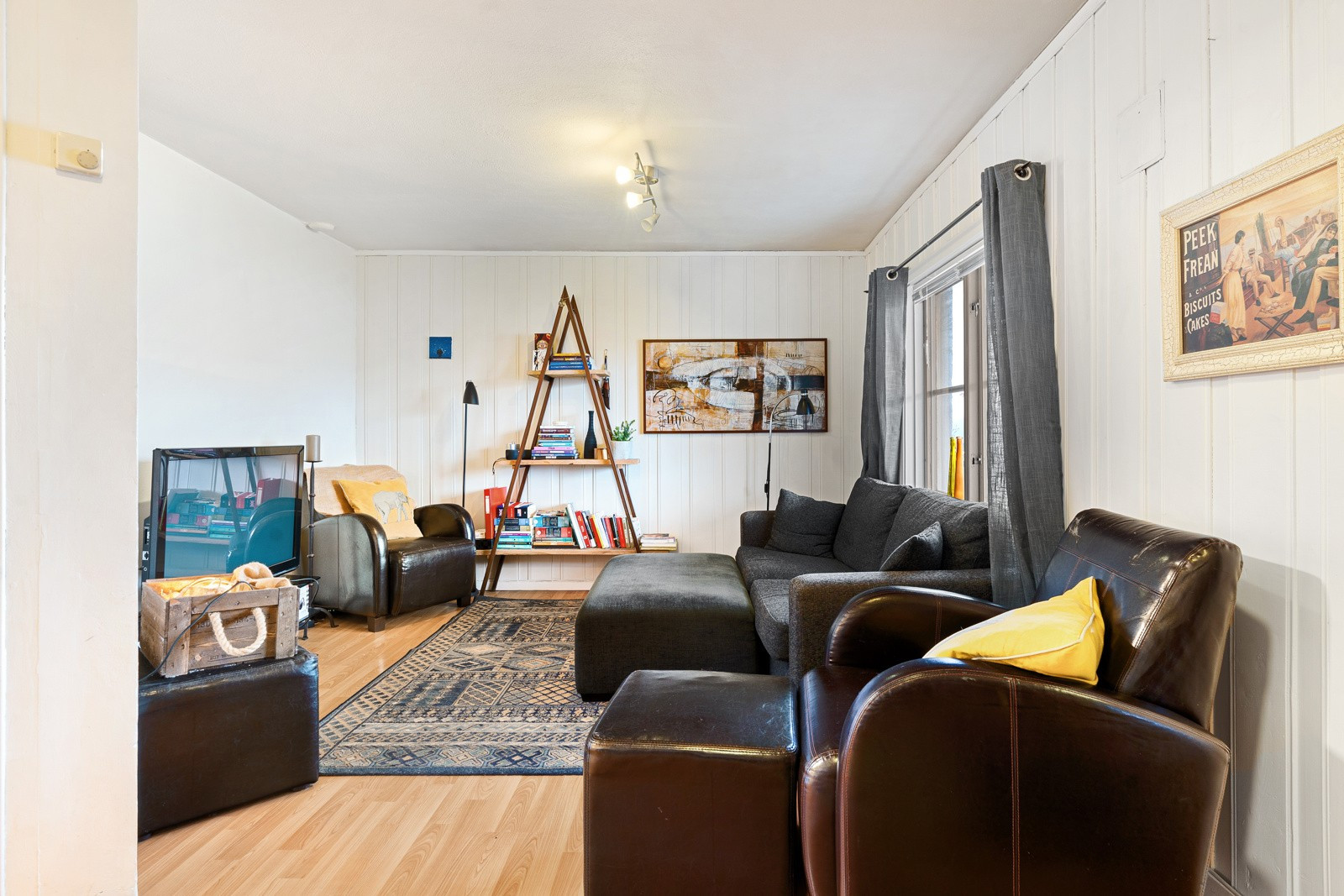 Stue i u.etg med plass til ønsket møblement.