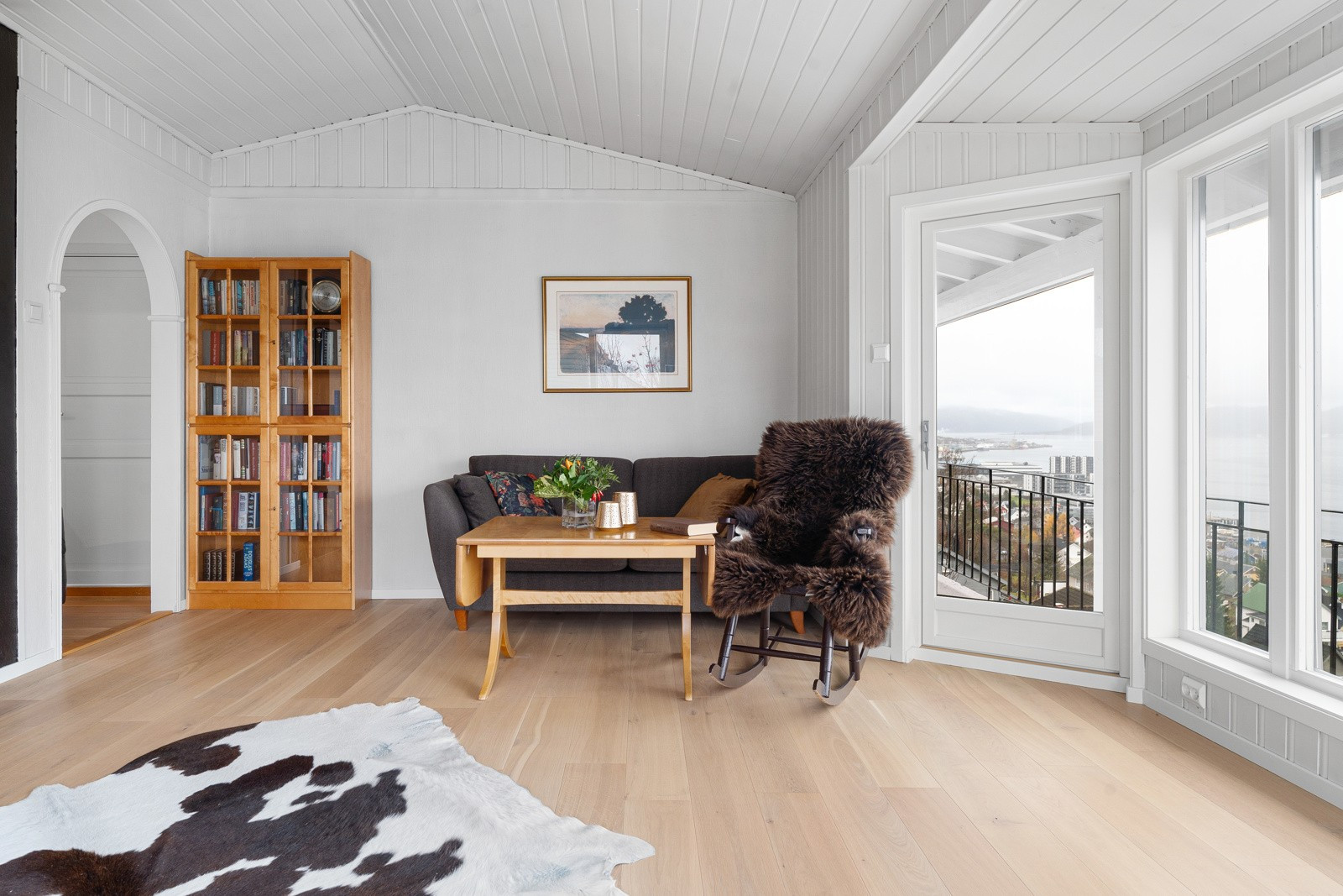 Lys stue med gode vindusflater sikrer rikelig med innslipp av dagslys.