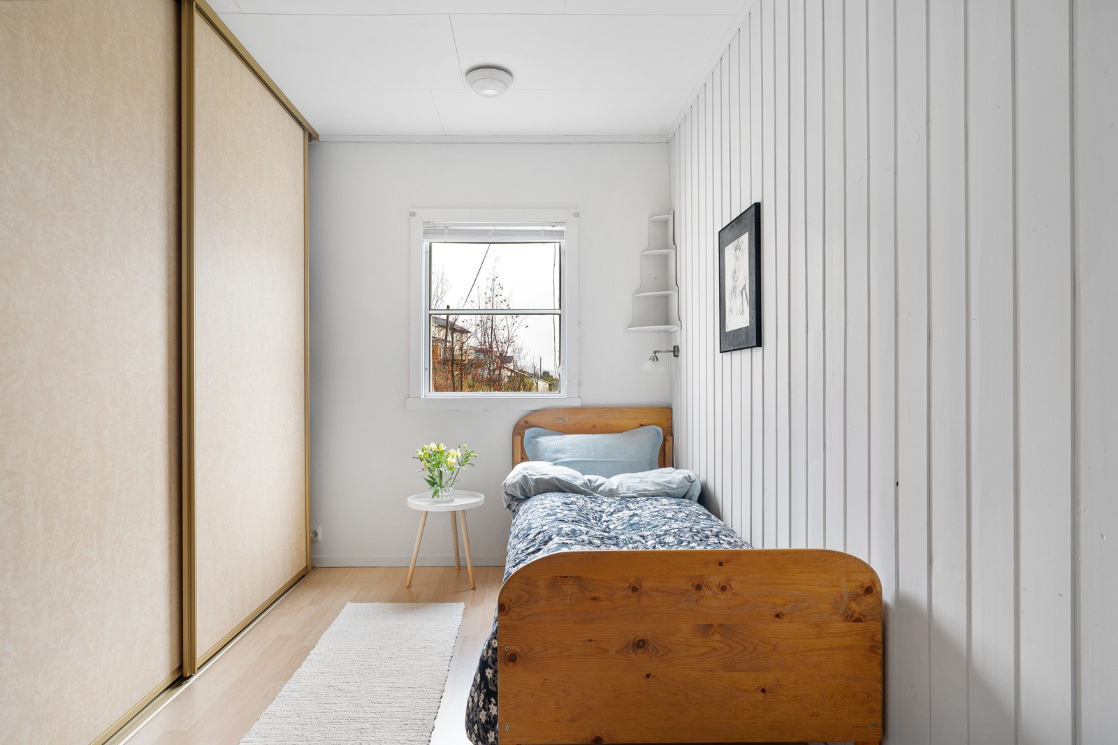 Soverom 2 med skyvedørsgarderobe og inngang til bod.
