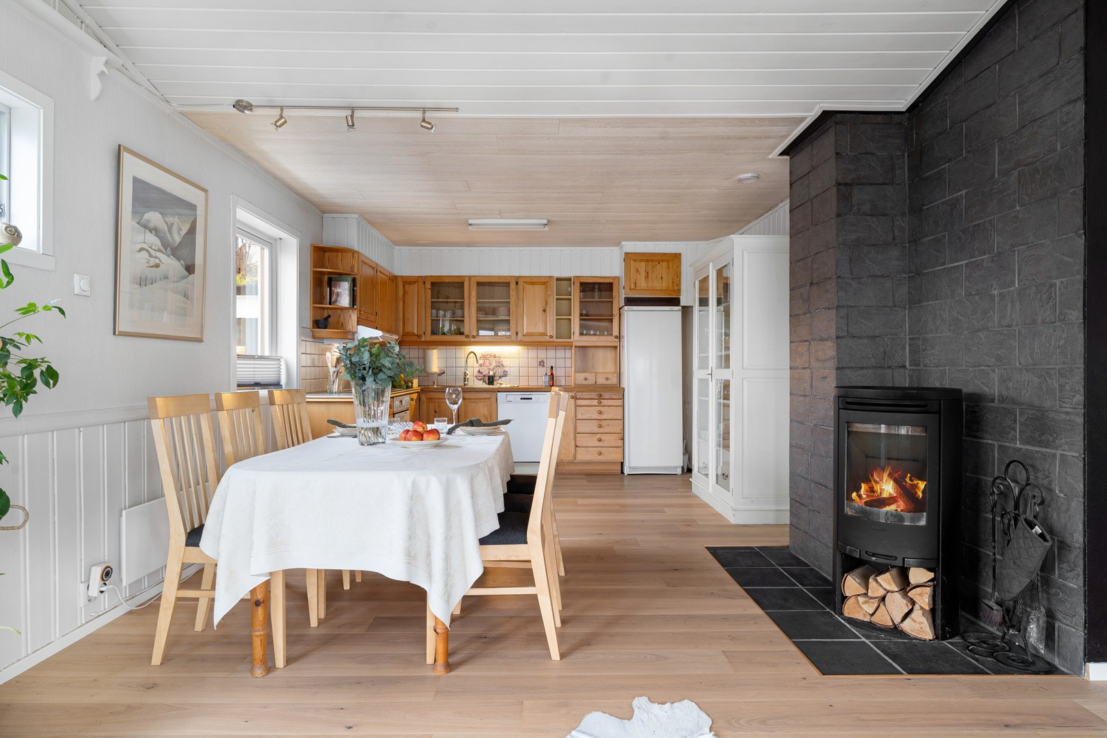 Vedfyring ved spisestuen til kaldere dager.