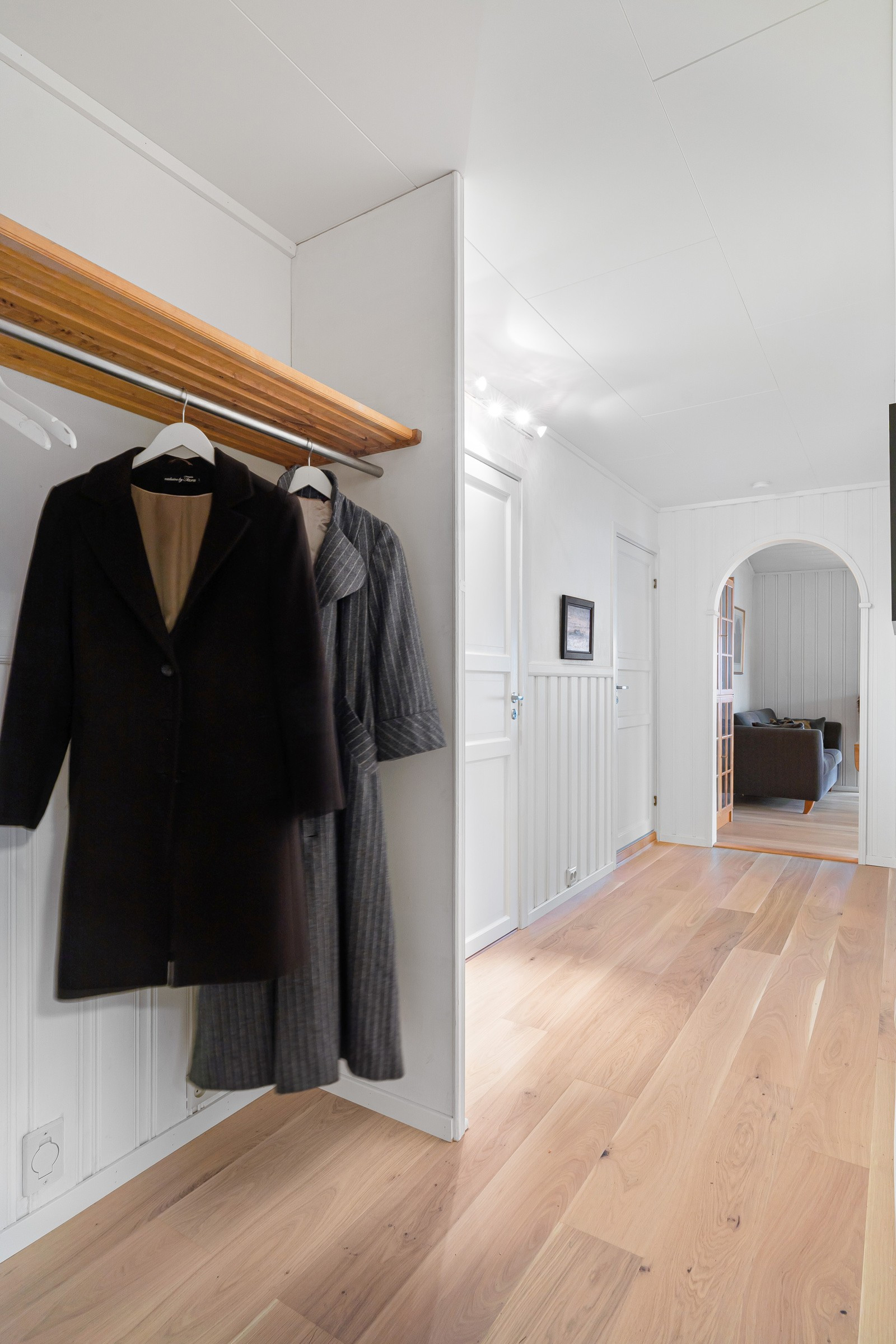 Hall med plass til garderobeløsning.