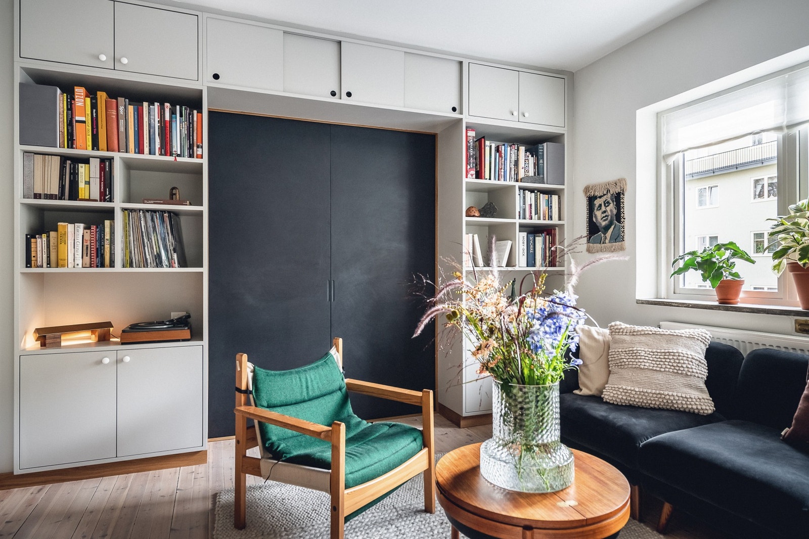 Nydelig snekkerbygd bokhylle med skyvedør mot soverom/kontor. Galleribilde