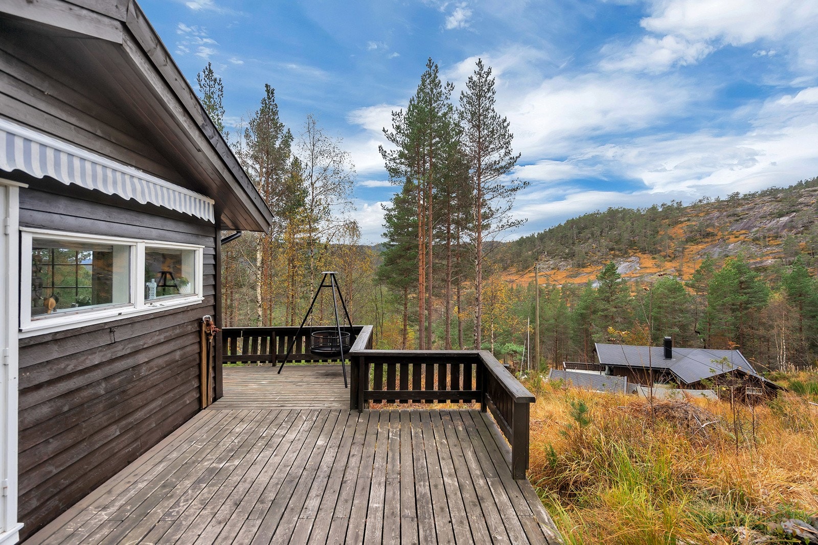 Gode solforhold på terrassen som strekker seg rundt store deler av hytta Galleribilde