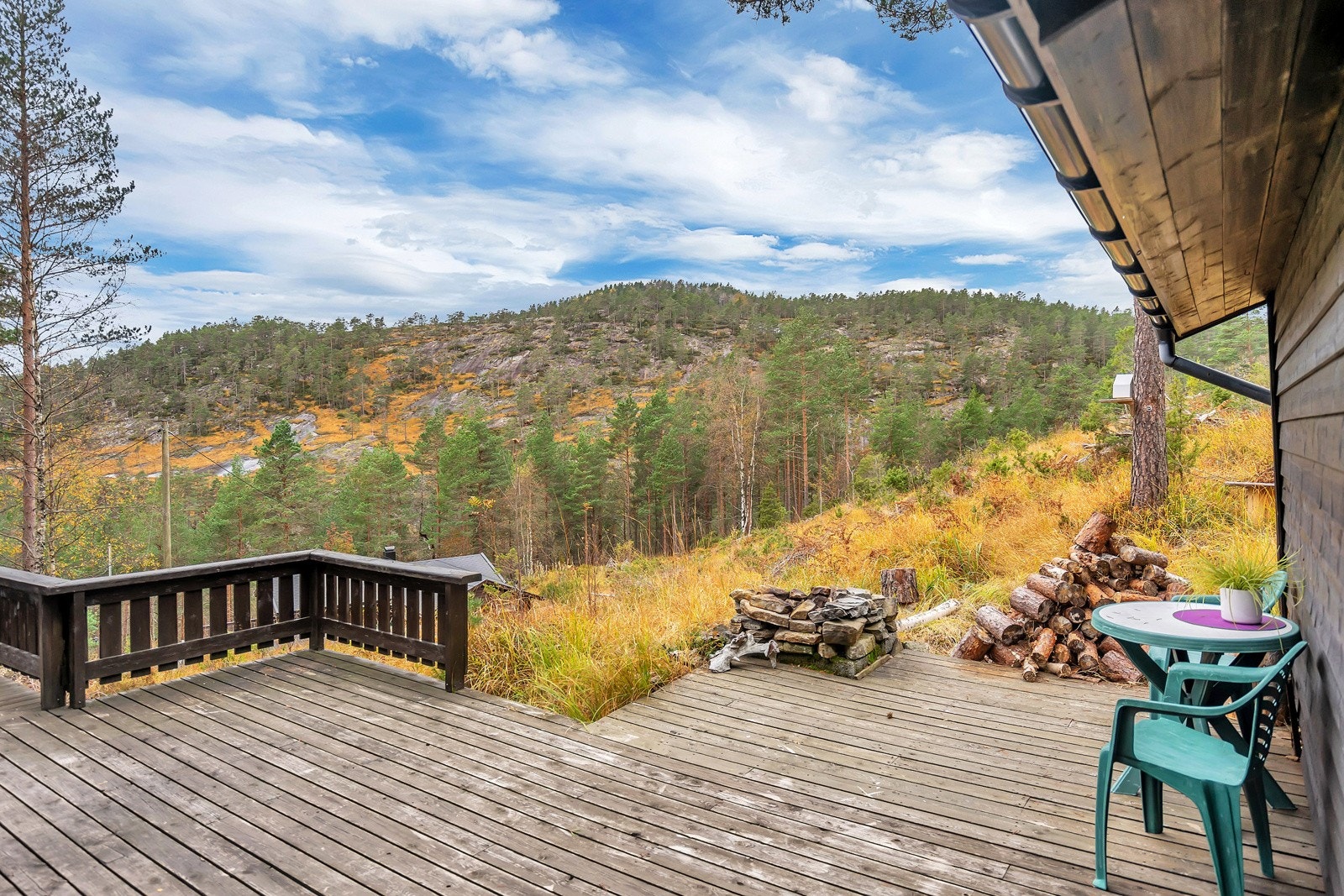 Hytta har en flott og romslig terrasse Galleribilde