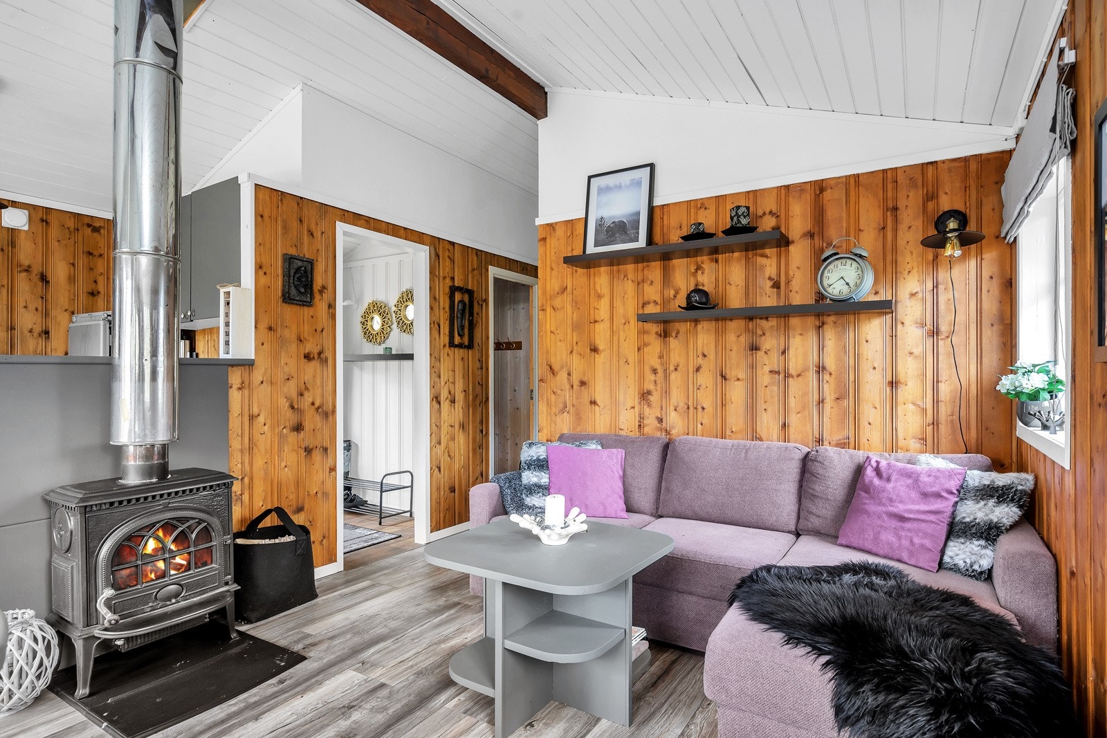 I stua er det peisovn Galleribilde