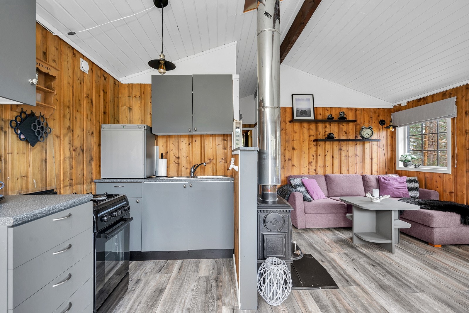 Kjøkkeninnredning med slette grå fronter og laminat benkeplate Galleribilde