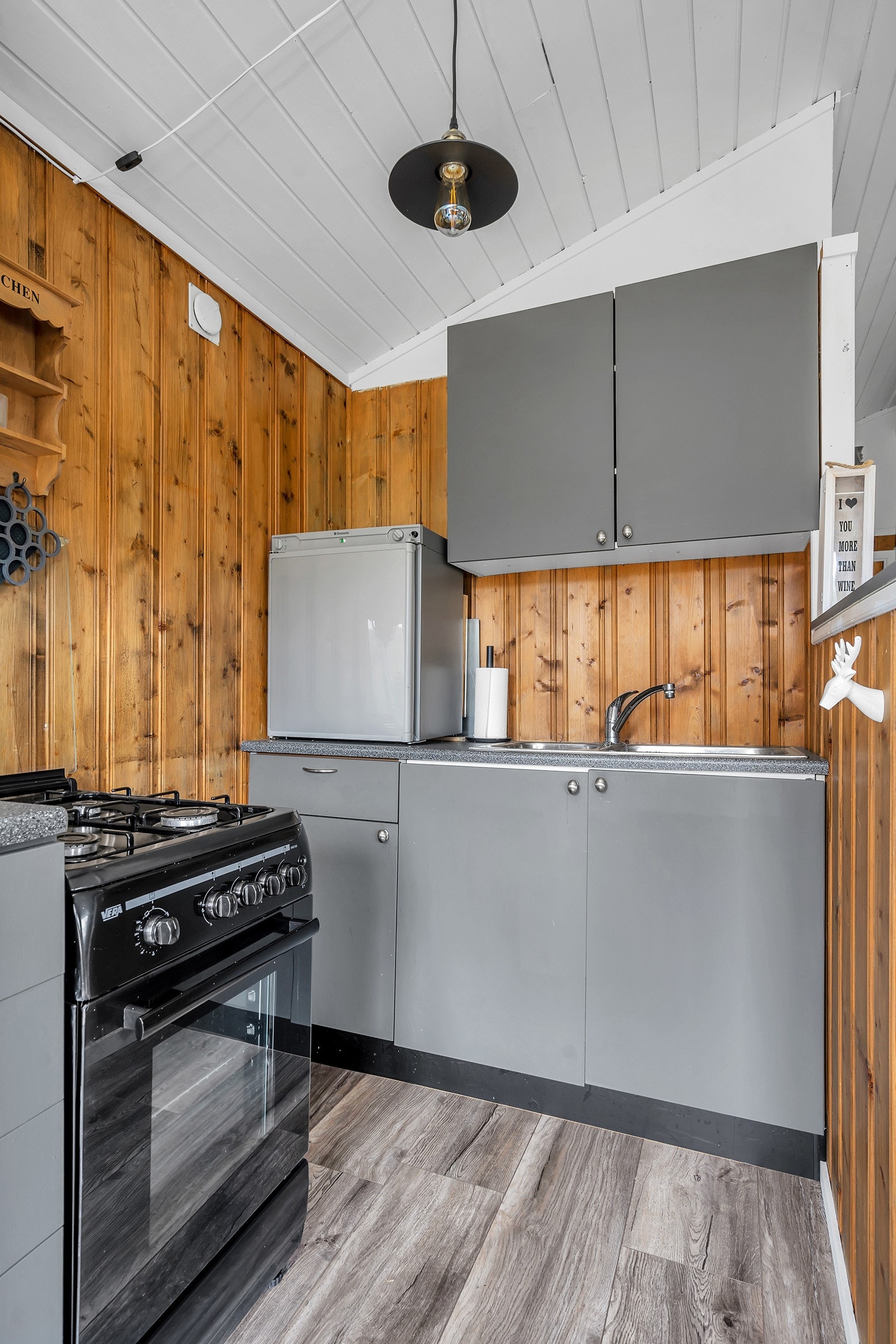 Pent kjøkken - hvitevarer medfølger Galleribilde