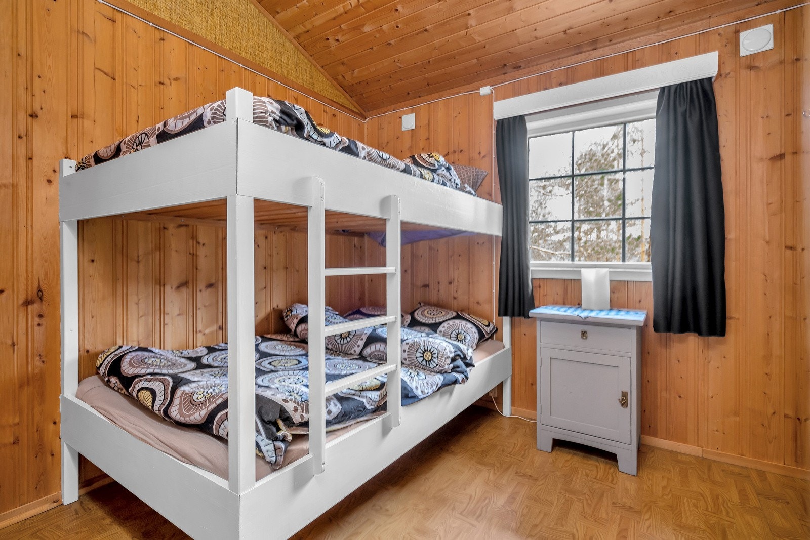 Det er to soverom i hytta Galleribilde