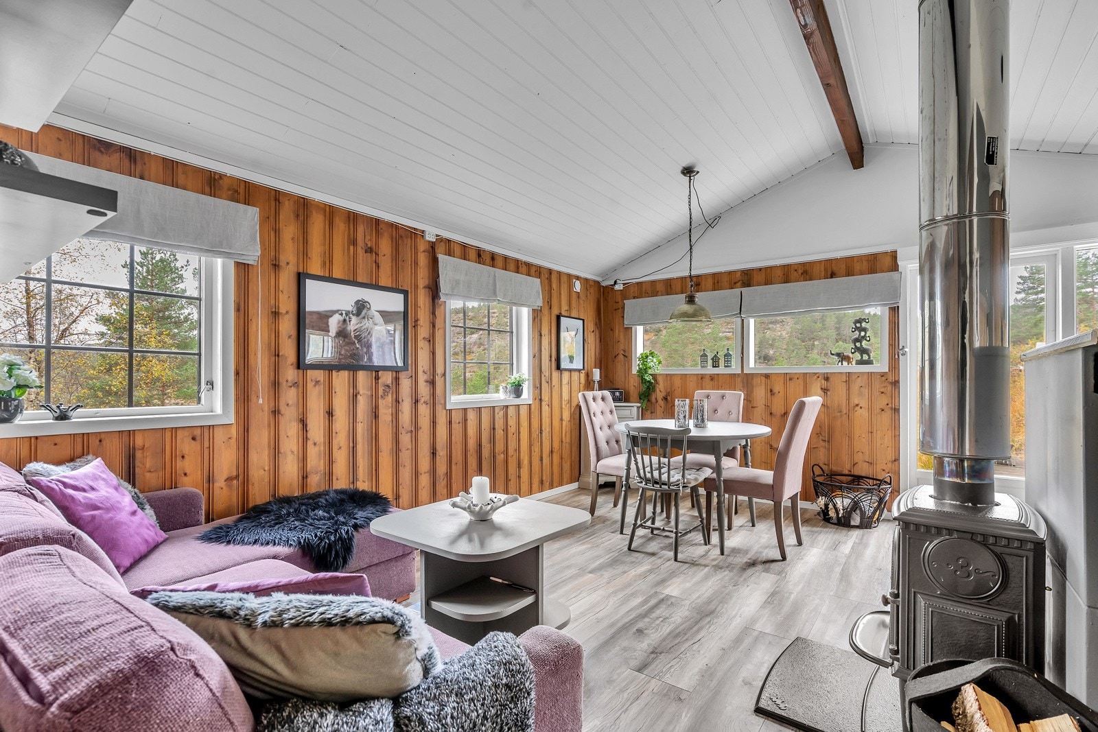 Fra gangen kommer man inn i en åpen stue/kjøkken løsning Galleribilde