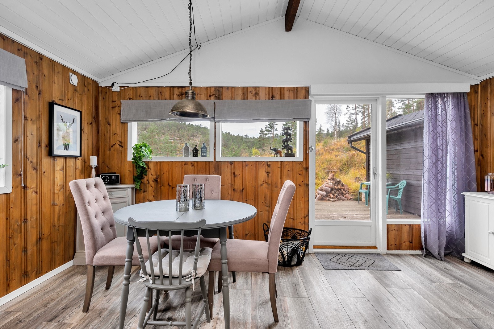 Utgang til en romslig terrasse fra dette rommet Galleribilde