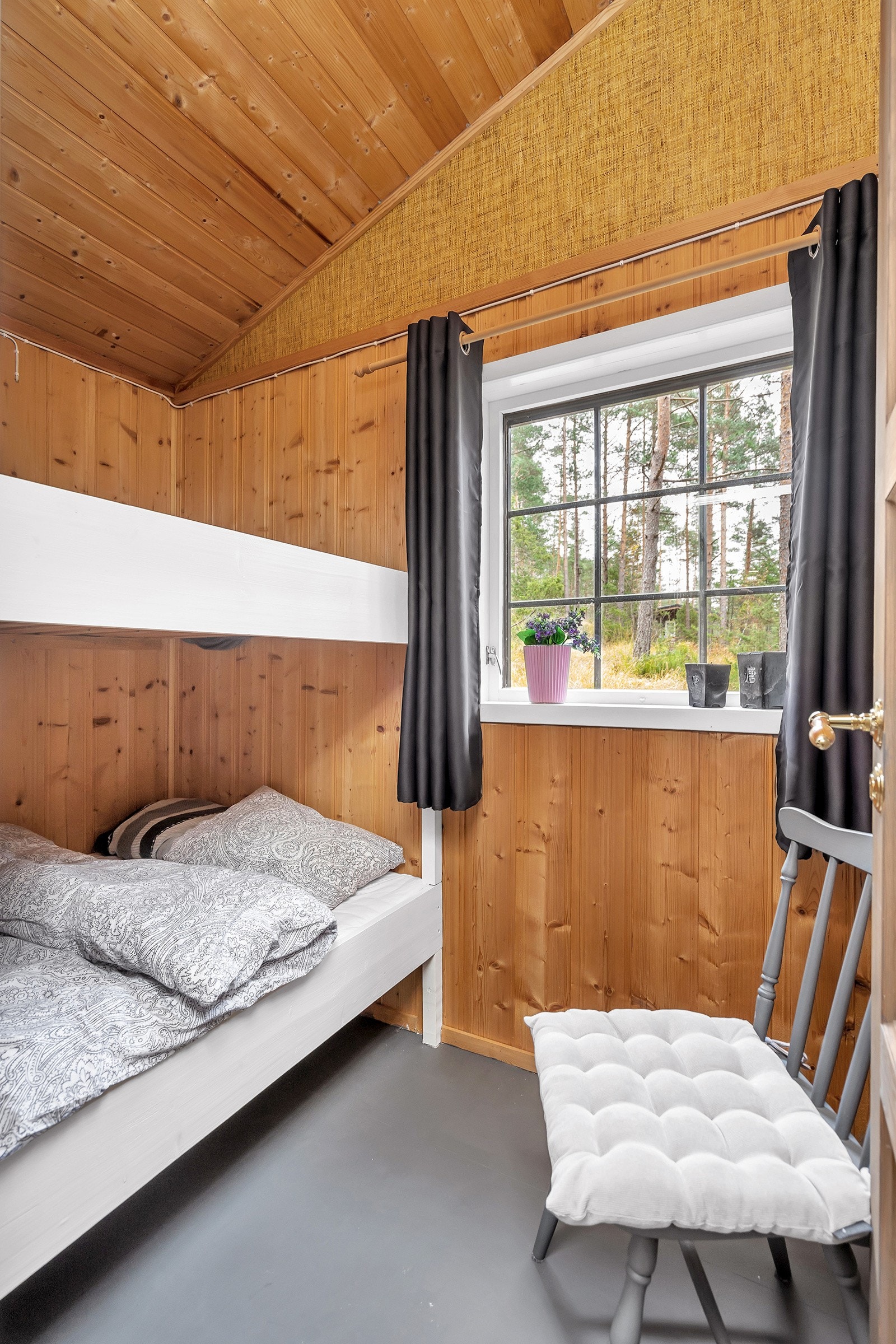 Begge soverommene er i dag innredet med familiekøyeseng Galleribilde