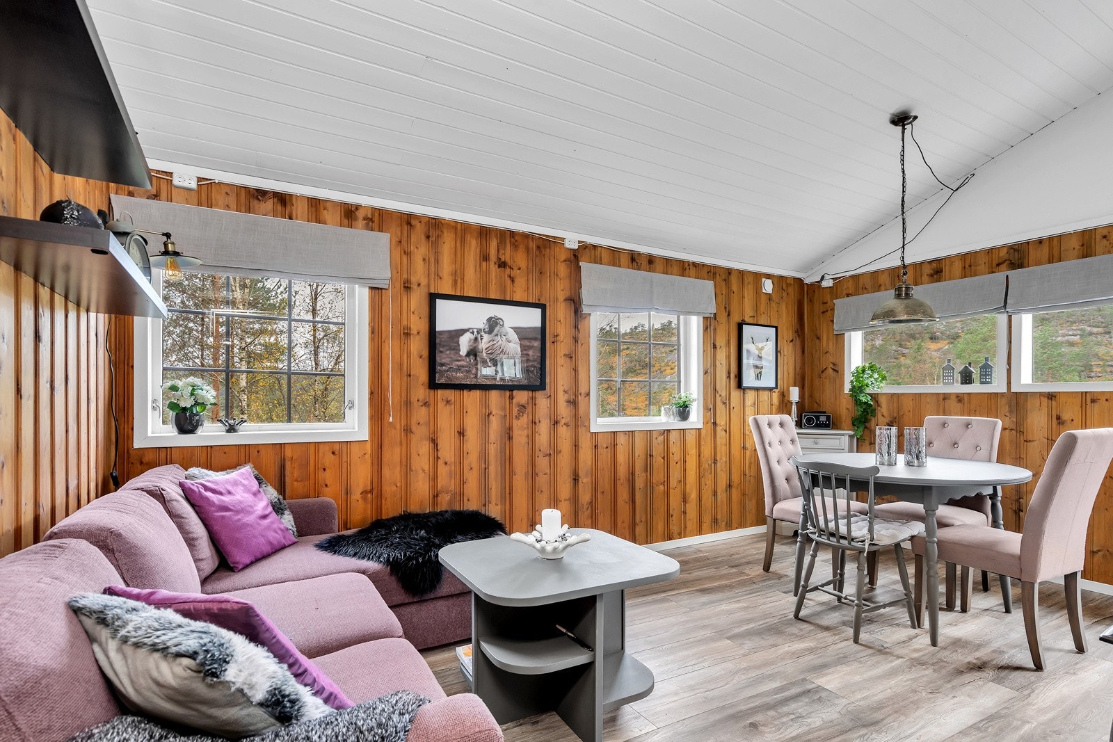 Stua har god plass for både sofa og spisebord Galleribilde