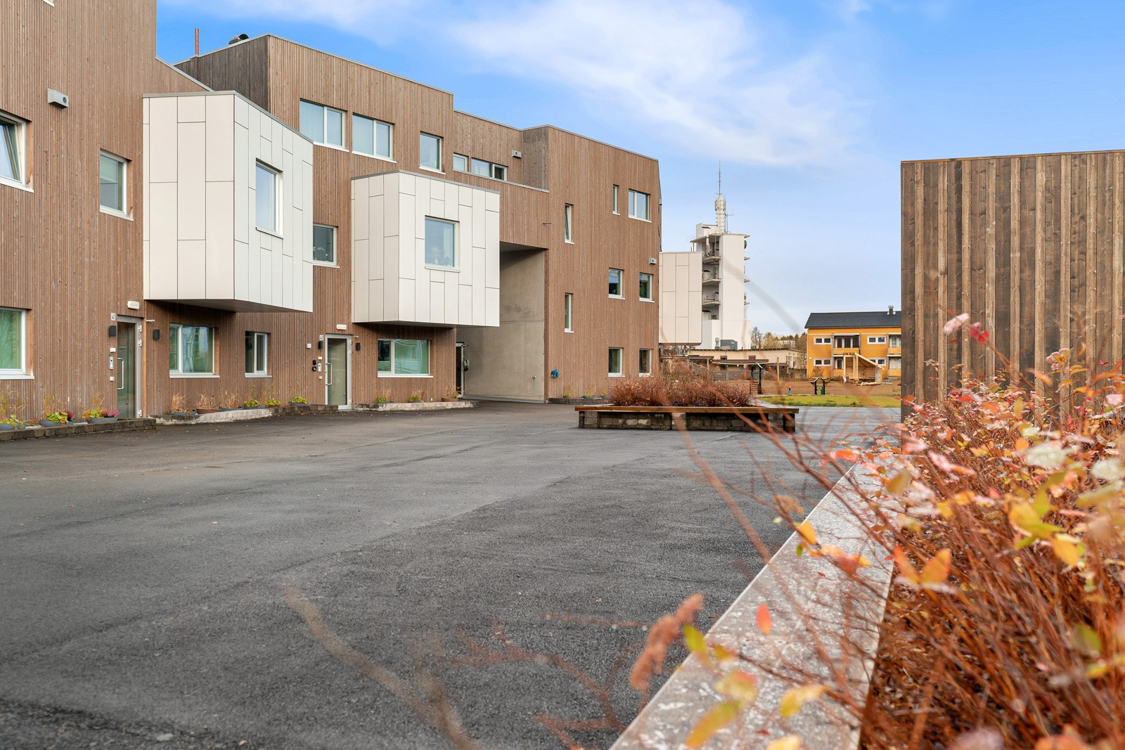 Flotte fellesarealer med felles innendørs sykkelbod, skismurningsrom, sløydrom, vaskehall til bil og nydelig uteområder med lekeplasser, sykkelbod, kunstgressbane, basketballbane og sandvolleyballbane.