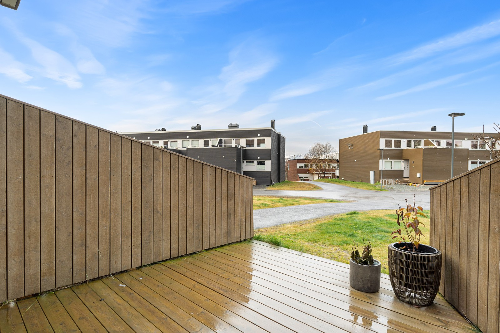 Den vestvendte terrassen byr på meget fine solforhold.