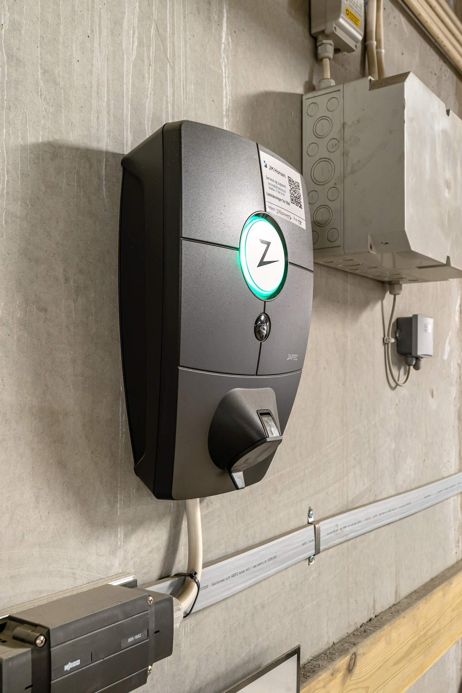 Leiligheten disponerer en fast parkeringsplass med elbil-lader i garasjekjelleren.