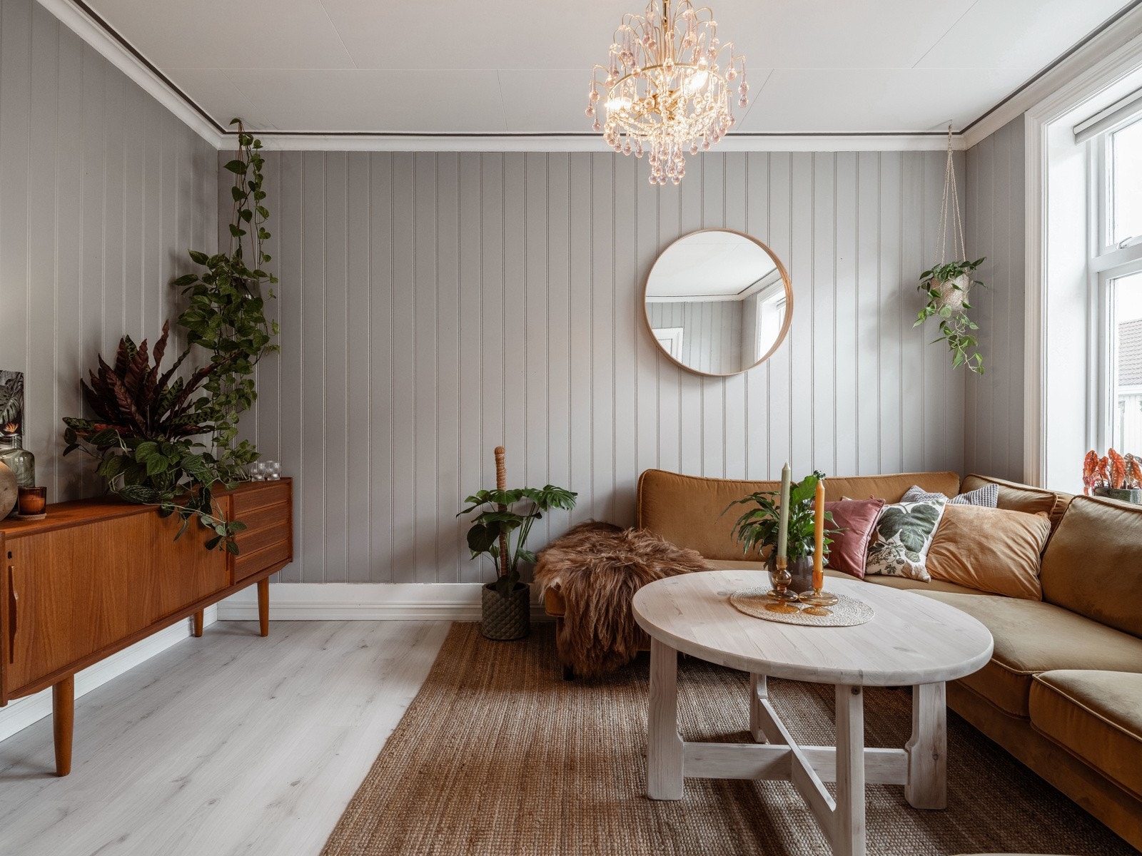 Proaktiv Eiendomsmegling - Sameiet har parkeringsplass på nedsiden av huset hvor det er plass til 2-3 biler. Her er det også tilkoblingspunkt for lading av ladbare biler. Galleribilde