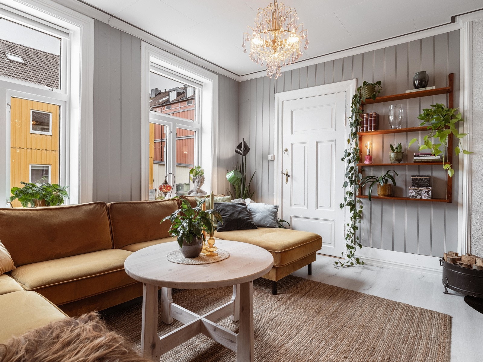 Proaktiv Eiendomsmegling - Dype vindusposter og mye naturlig lys fra store vindusflater. Galleribilde