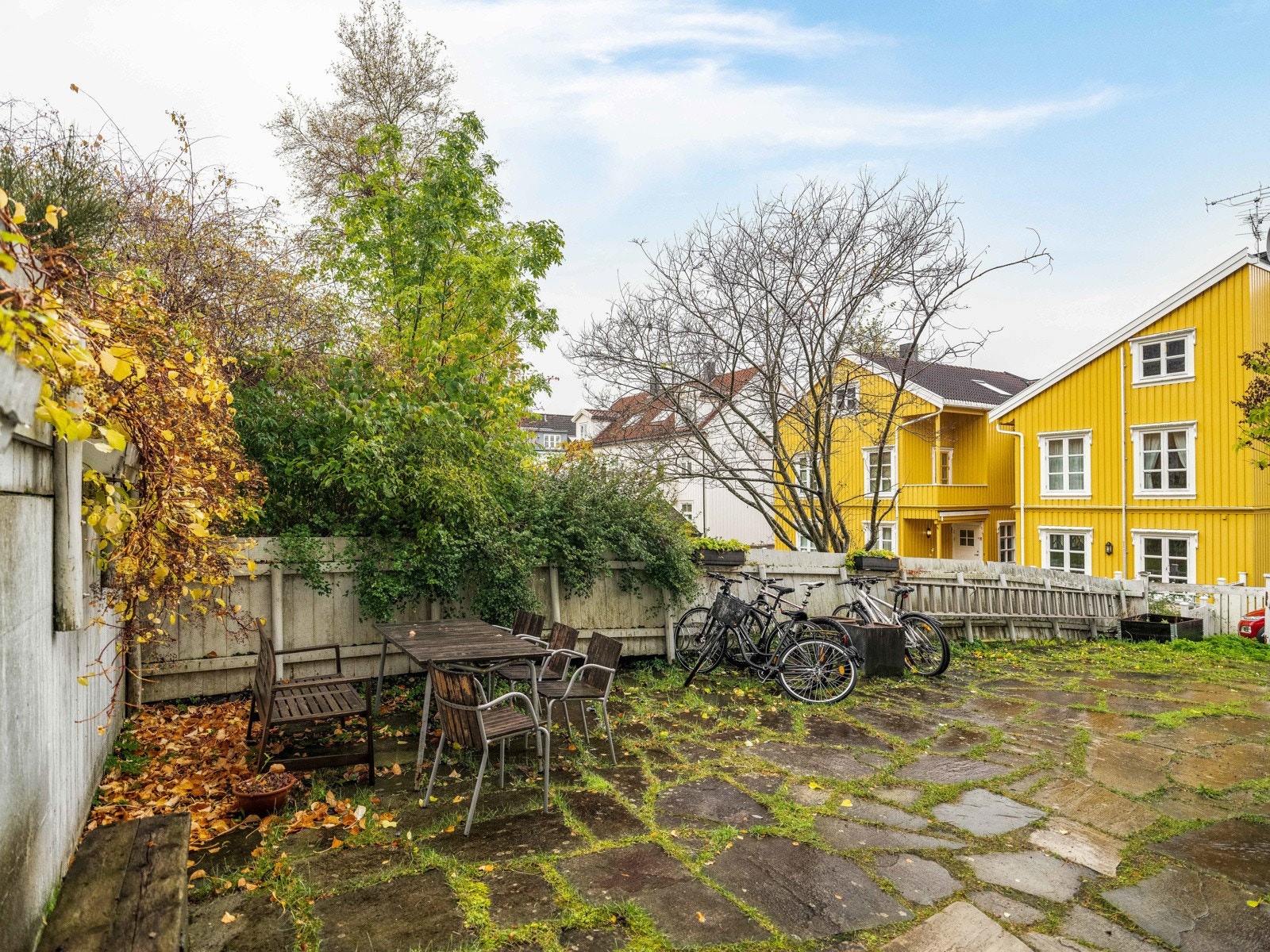 Proaktiv Eiendomsmegling - Sameiet har en stor bakgård som er pent opparbeidet med belegningsstein og diverse prydbusker. Galleribilde