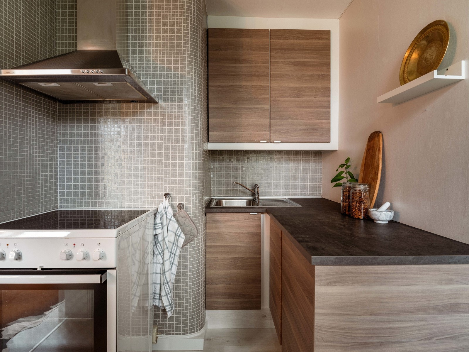 Proaktiv Eiendomsmegling - Kjøkkenet har godt med skap- og benkeplass. Galleribilde