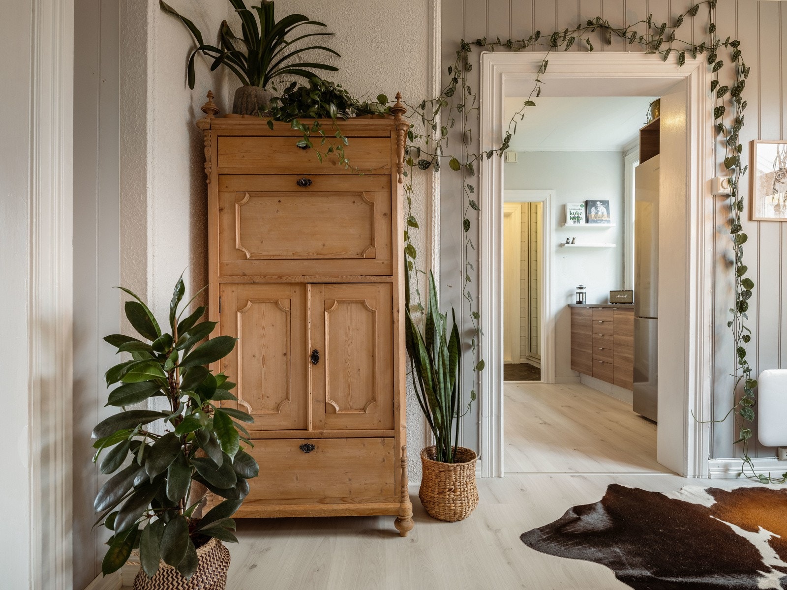 Proaktiv Eiendomsmegling - God plass til skjenk/kommode/vitrineskap i spistestuen. Galleribilde