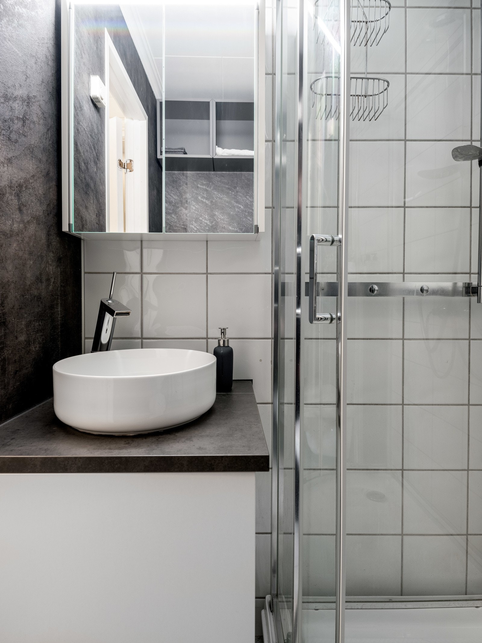 Proaktiv Eiendomsmegling - Badet har blant annet moderne baderomsinnredning, dusjkabinett og vegghengt klosett. Galleribilde