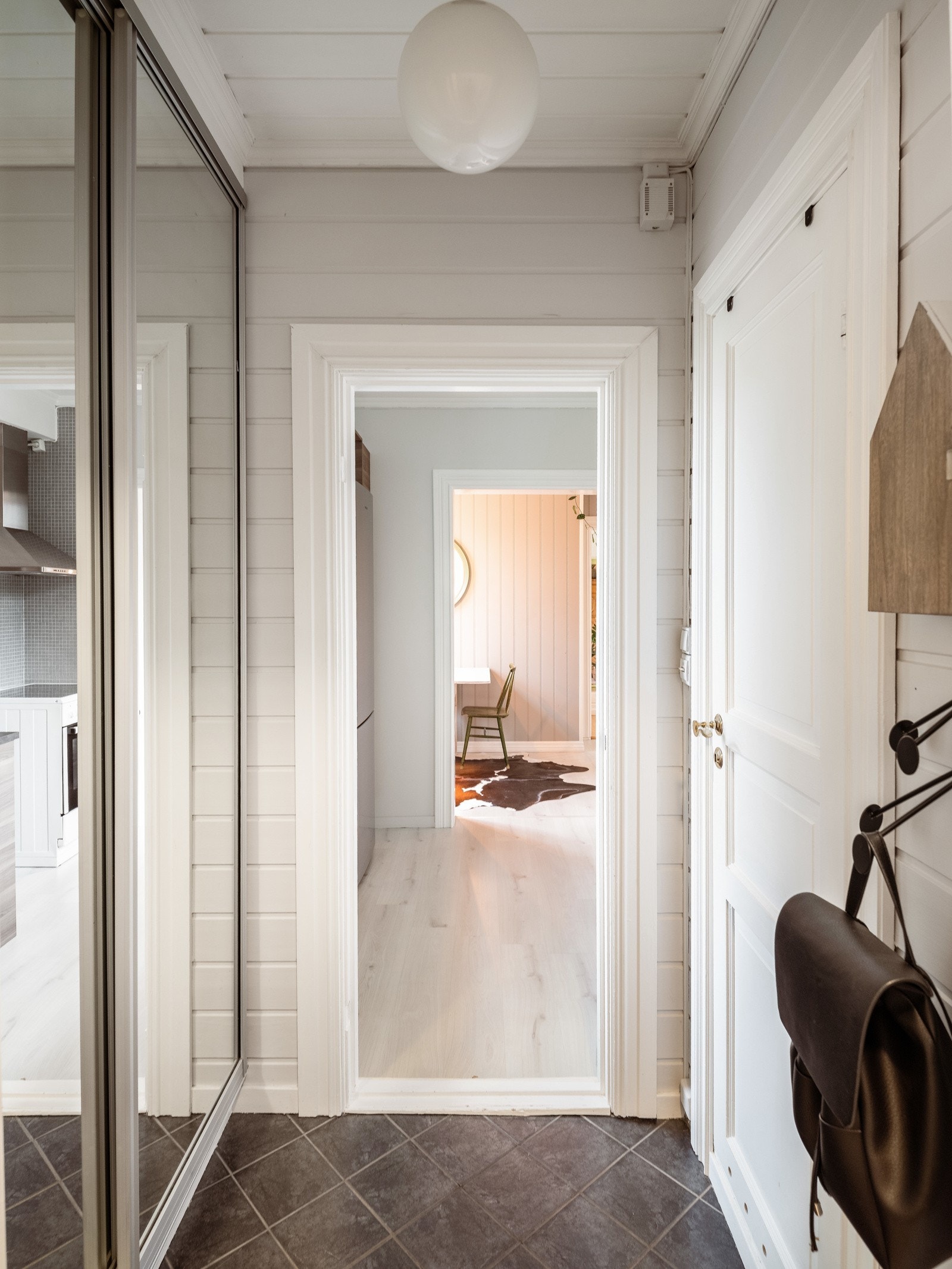 Proaktiv Eiendomsmegling - Stor skyvedørsgarderobe med praktiske speilfronter for ekstra oppbevaringsplass av sko og yttertøy. Galleribilde