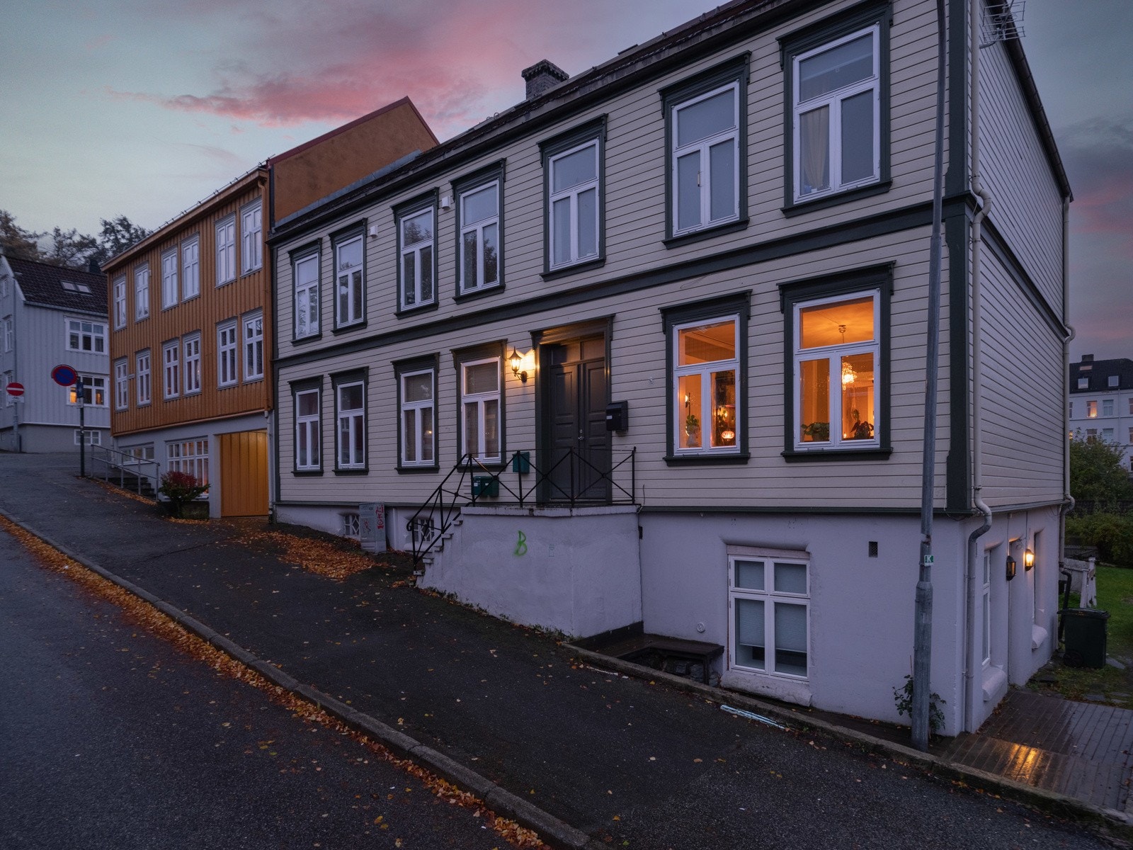 Proaktiv Eiendomsmegling - Møllenberg har mange sjarmerende trehusgårder fra slutten av 1800-tallet og har de senere år fått mange små nisjebutikker, restauranter og dagligvarebutikker. Galleribilde