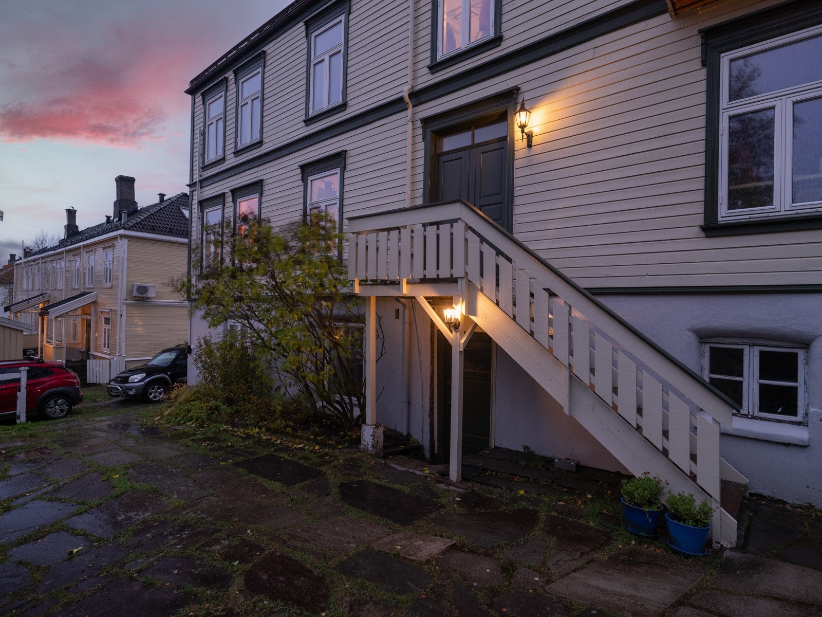 Proaktiv Eiendomsmegling - Hovedinngangen til leiligheten er fra bakgården av bygget. Galleribilde