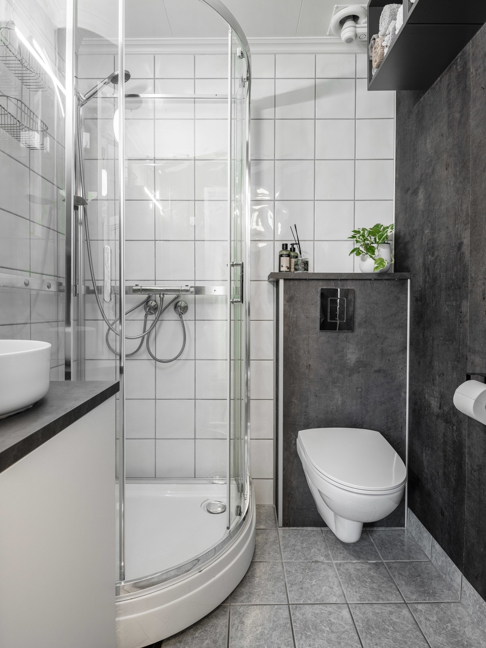 Proaktiv Eiendomsmegling - Pent baderom som ble oppgradert i 2017. Badet har flis på gulv med behagelig gulvvarme. Galleribilde