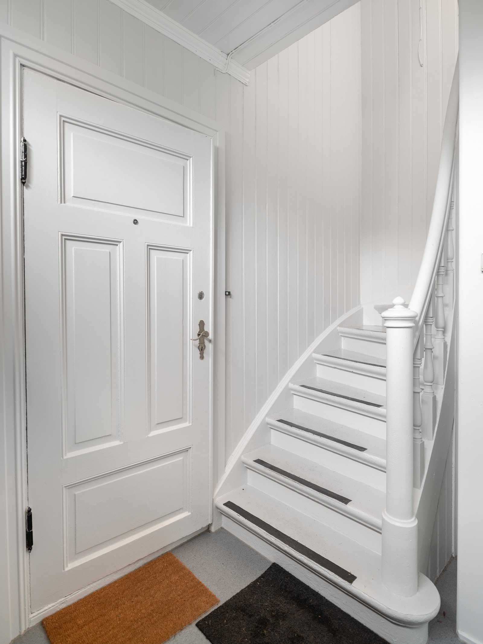 Proaktiv Eiendomsmegling - Felles inngangsparti. Leiligheten disponerer egen vaskemaskin i praktisk vakerom ved felles trapperom, noe som er plassbesparende og begrenser støy. Galleribilde