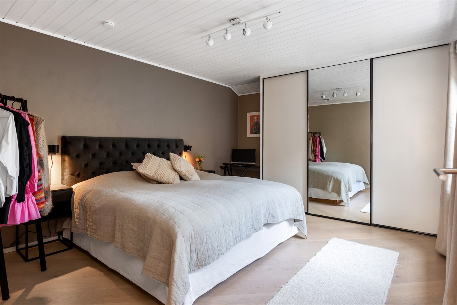 Soverom med skyvedørsgarderobe Galleribilde