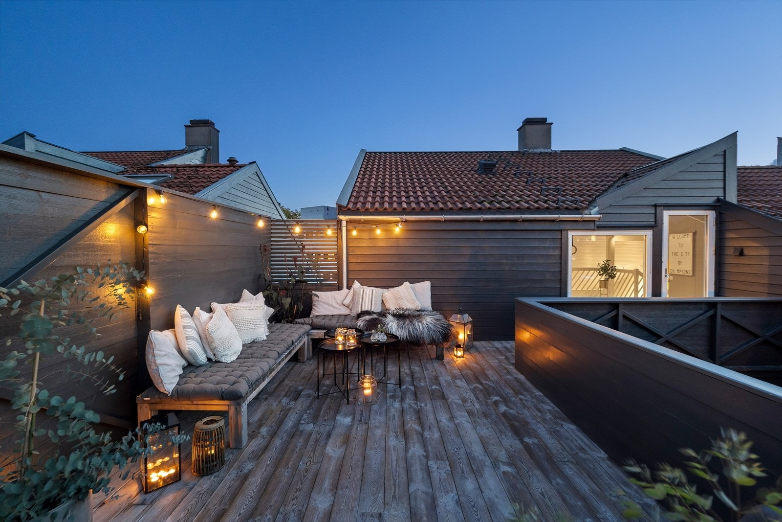Terrassen i 2. etasje med ettermiddags- og kveldssol. Galleribilde
