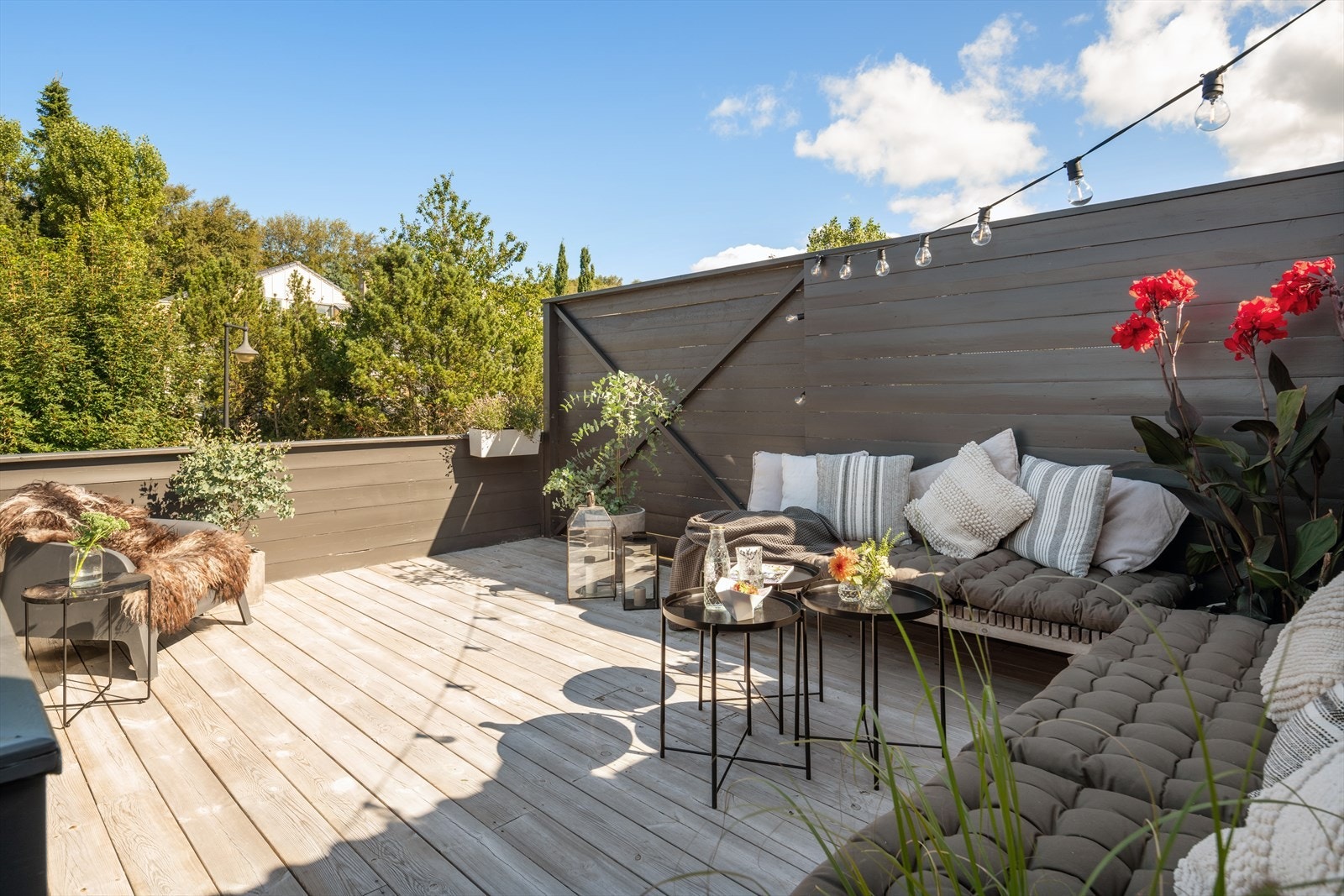 Terrassen i 2. etasje med ettermiddags- og kveldssol. Galleribilde