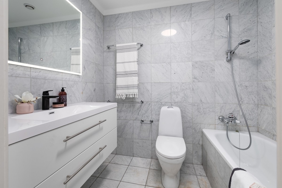 Leiligheten har to bad, vaskerom/bad og gjestetoalett Galleribilde