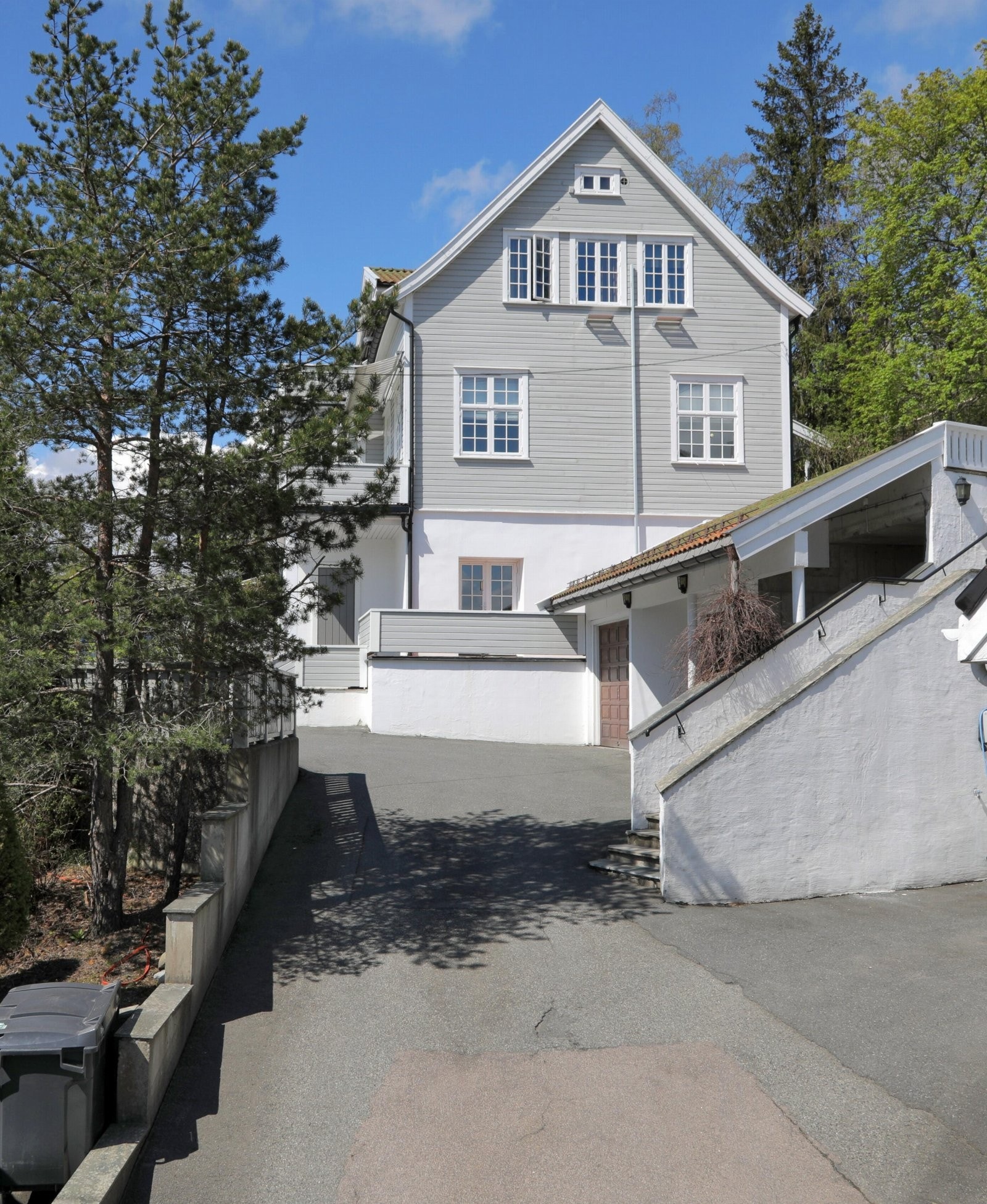 Gode parkeringsmuligheter på eiendommen med garasje, carport + biloppstillingsplasser Galleribilde