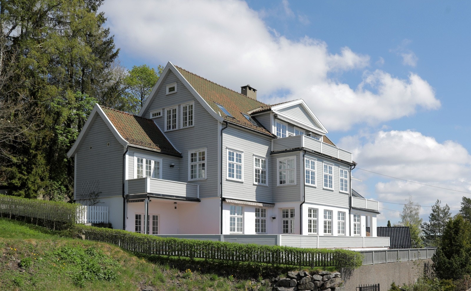 Leiligheten ligger i en klassisk villa fra 1930-tallet. Sameie med kun 3 seksjoner Galleribilde