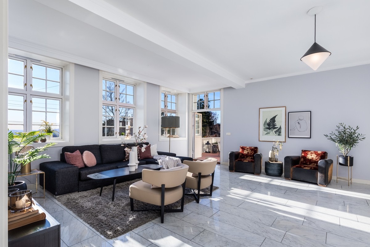 Stuen har store vindusflater som gjør rommet lyst og luftig Galleribilde