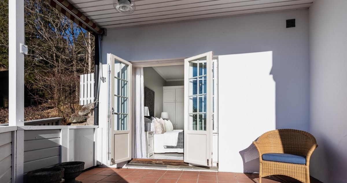 Fra terrassen er det adkomst til hagen Galleribilde