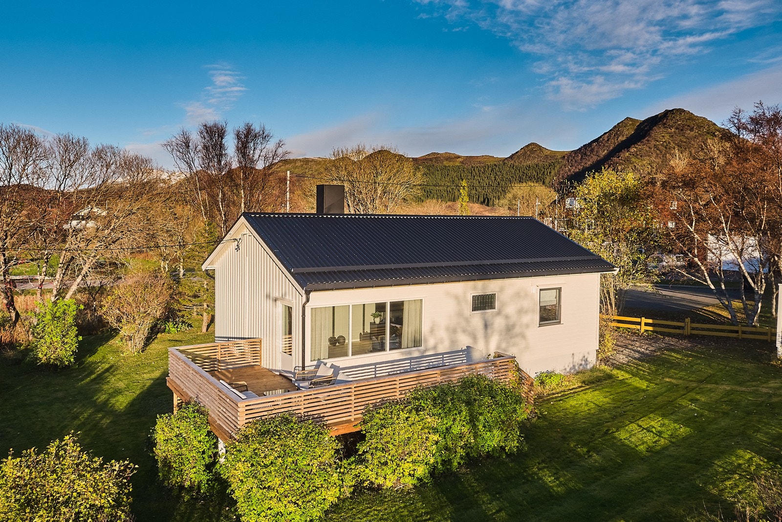 Koselig og ivaretatt enebolig med romslig veranda til å nyte solrike dager. Galleribilde