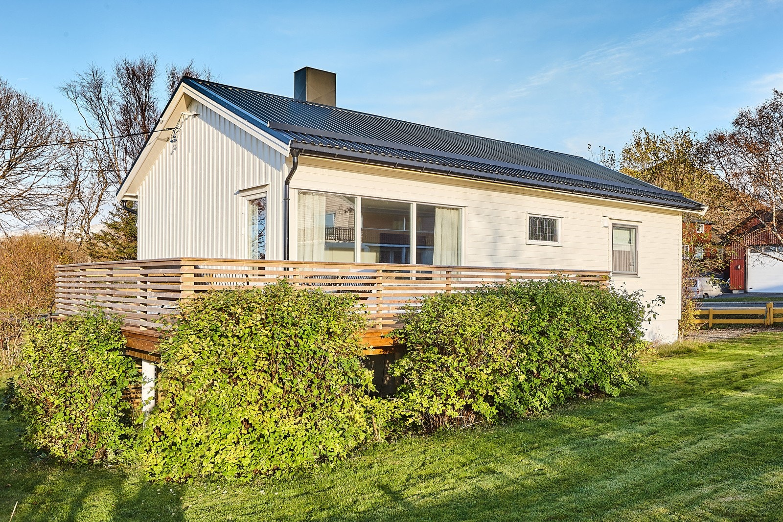 Skjermet uteområde på baksiden av huset. Galleribilde
