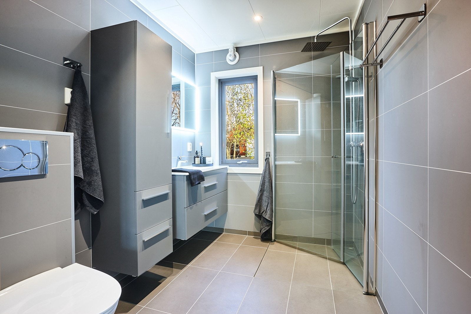 Renovert og stilrent bad med innholdsrik innredning og fin belysning. Galleribilde